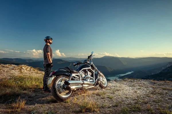 Motorcycle Rider Enjoying View — Stock Photo, Image