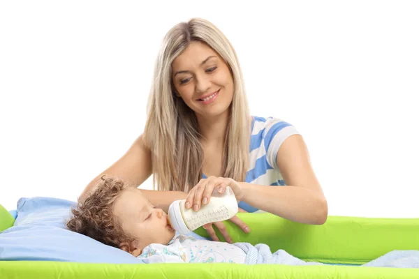 Ung Mamma Mata Hennes Pojke Med Flaska Mjölk Isolerad Vit — Stockfoto