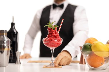 Beyaz arka plan üzerinde izole dondurma garson barmen
