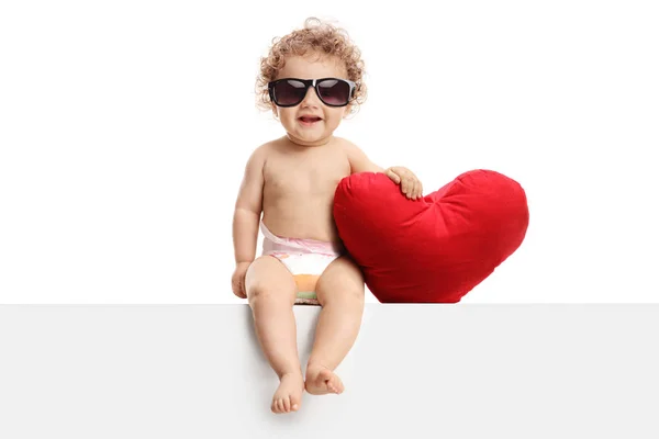 Bambino Con Paio Occhiali Sole Cuscino Forma Cuore Seduto Pannello — Foto Stock