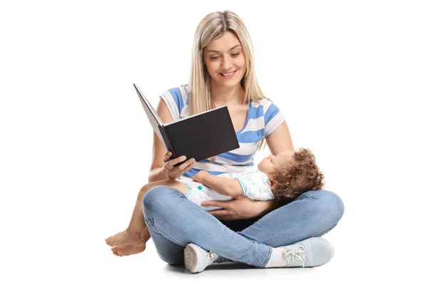 Joven Madre Leyendo Libro Con Bebé Durmiendo Regazo Aislado Sobre — Foto de Stock