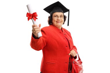 Bir mezuniyet şapka ve beyaz arka plan üzerinde izole bir diploma ile üst düzey Bayan