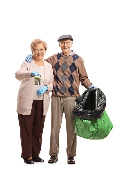 Ganzkörperporträt Eines Älteren Ehepaares Mit Blechbüchse Und Müllsack Auf Weißem — Stockfoto