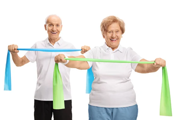 Senior Paar Übt Mit Gummibändern Isoliert Auf Weißem Hintergrund — Stockfoto