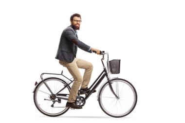 Bir bisiklet sürme ve beyaz arka plan üzerinde izole kamera bakarak sakallı adam