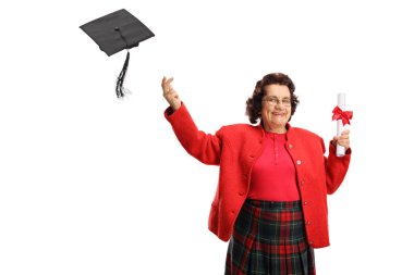 Üst düzey Bayan bir diploma mezuniyet şapka beyaz arka plan üzerinde izole hava atma holding