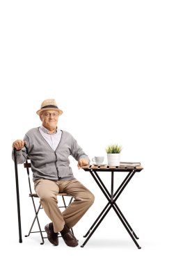 Beyaz arka plan üzerinde izole bir kahve masada oturan kıdemli