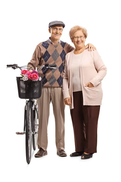 Retrato Completo Una Pareja Ancianos Con Una Bicicleta Aislada Sobre — Foto de Stock