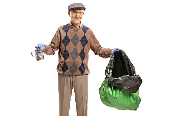 Senior Holding Een Blikje Een Vuilnis Zak Geïsoleerd Witte Achtergrond — Stockfoto