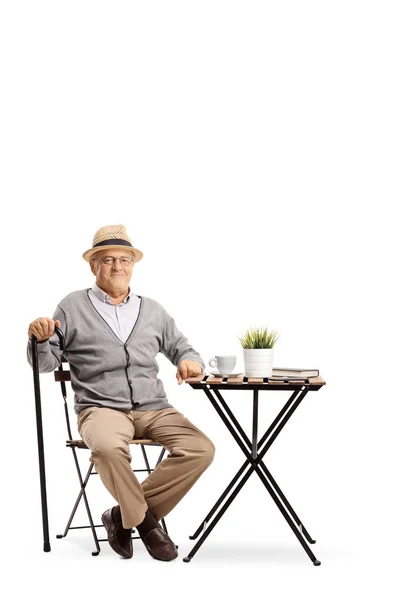 Senior Sentado Una Mesa Café Aislado Sobre Fondo Blanco — Foto de Stock