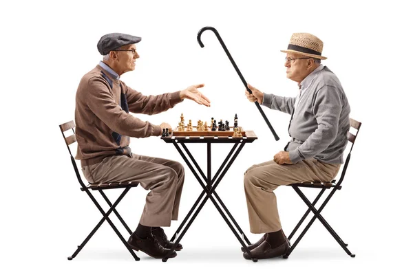 Seniorer Spelar Ett Spel Schack Och Argumentera Isolerad Vit Bakgrund — Stockfoto