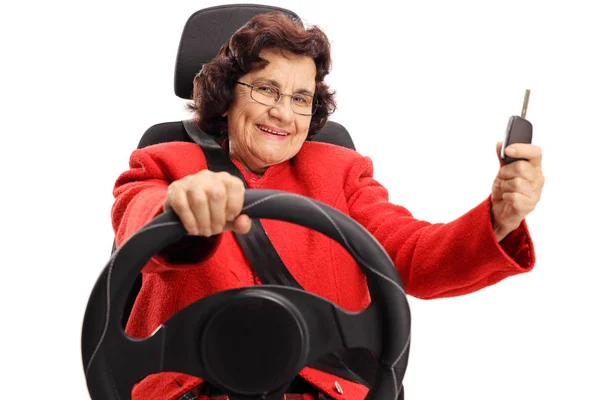 Senior Senhora Dirigindo Mostrando Uma Chave Carro Isolado Fundo Branco — Fotografia de Stock