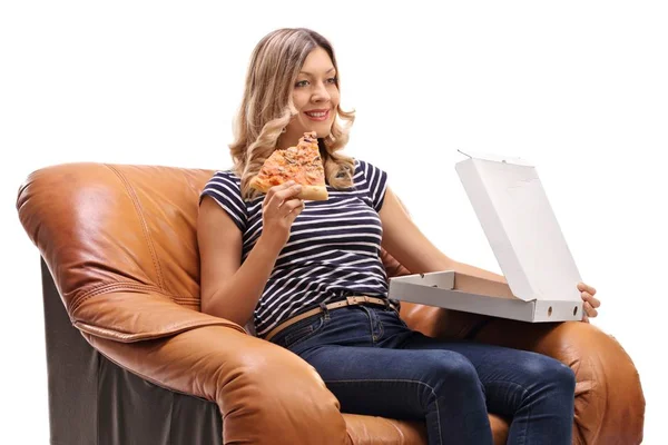 Jovem Sentada Uma Poltrona Com Uma Fatia Pizza Isolada Fundo — Fotografia de Stock