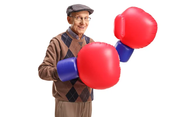 Senior Nosí Velké Boxerské Rukavice Izolovaných Bílém Pozadí — Stock fotografie