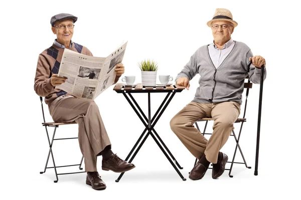 Dwóch Starszych Mężczyzn Siedzi Przy Stole Kawa Patrząc Kamery Białym — Zdjęcie stockowe