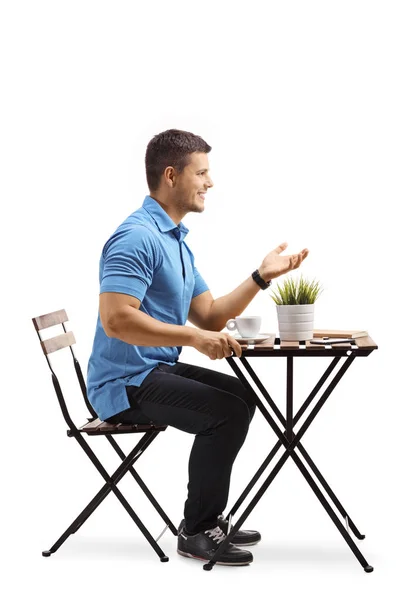 Jeune Homme Assis Une Table Basse Parlant Isolé Sur Fond — Photo