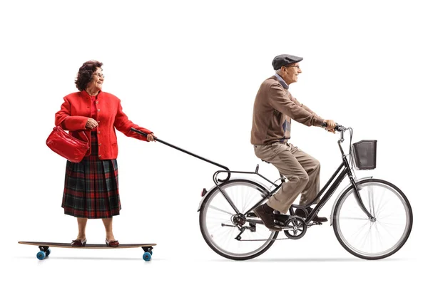 Pria Tua Dengan Sepeda Menarik Seorang Wanita Tua Atas Papan — Stok Foto