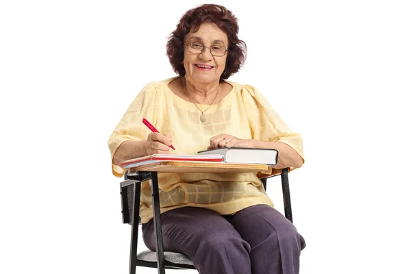 Starsza Kobieta Siedzi Krześle Szkoła Notatek Białym Tle — Zdjęcie stockowe
