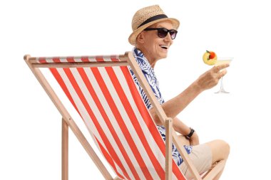 Beyaz arka plan üzerinde izole bir şezlong içinde oturan bir kokteyl ile yaşlı turizm