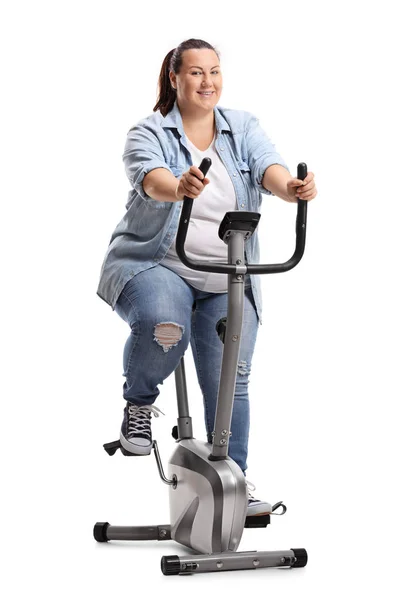 Overgewicht Vrouw Uit Oefenen Een Upright Bike Geïsoleerd Witte Achtergrond — Stockfoto