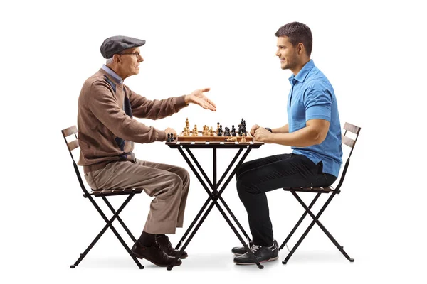 Foto de Homens Idosos Dois Velhos Jogando Xadrez No Parque e mais fotos de  stock de Xadrez - Jogo de tabuleiro - iStock