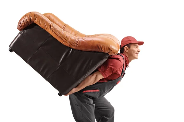 Mover Trägt Einen Ledersessel Auf Dem Rücken Isoliert Auf Weißem — Stockfoto