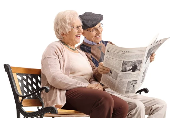 Casal Sênior Sentado Banco Lendo Jornal Rindo Isolado Fundo Branco — Fotografia de Stock