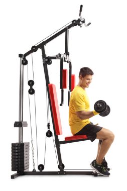 Genç adam beyaz arka plan üzerinde izole Barbell ile bir fitness makinede egzersiz
