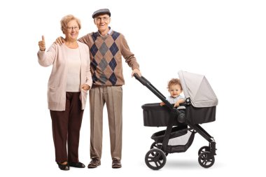 Bir bebek arabası ve bir bebek üzerinde izole beyaz arka plan Yaşasın gösterilen ile dedesi gülümseyen tam uzunlukta portresi
