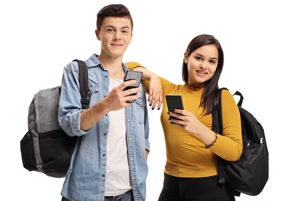 Tonåriga Pojke Och Flicka Leende Och Håller Mobiltelefoner Isolerad Vit — Stockfoto
