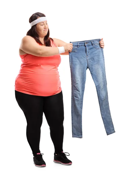 Overgewicht Vrouw Sportkleding Met Een Paar Kleine Formaat Jeans Geïsoleerd — Stockfoto