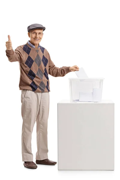Starší Muž Hlasování Hlasovací Políčko Zobrazeno Palci Nahoru Izolovaných Bílém — Stock fotografie