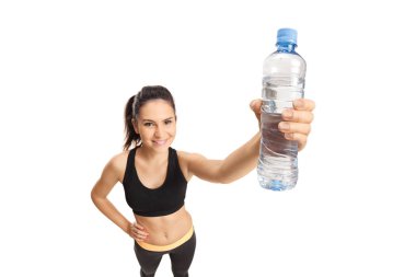 Genç gülümseyen kadın bir botle beyaz arka plan üzerinde izole su tutan spor giyim