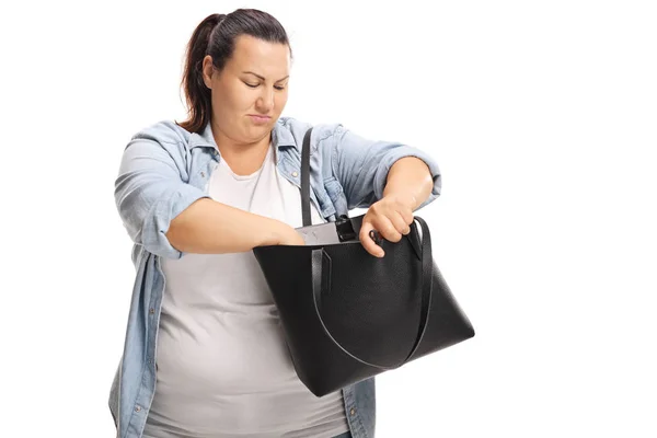 Mujer Con Sobrepeso Buscando Algo Bolso Aislado Sobre Fondo Blanco — Foto de Stock