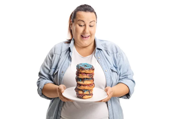 Mulher Sobrepeso Olhando Para Uma Pilha Donuts Uma Placa Isolada — Fotografia de Stock