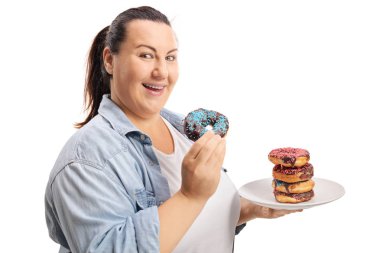 Kilolu kadın beyaz arka plan üzerinde izole donut yemek