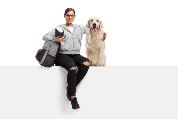 Vrouwelijke Tiener Student Met Een Labrador Retriever Hond Geïsoleerd Witte — Stockfoto