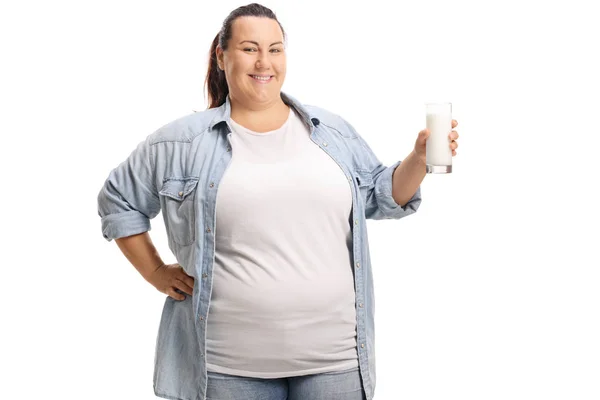 Übergewichtige Frau Mit Einem Glas Milch Auf Weißem Hintergrund — Stockfoto