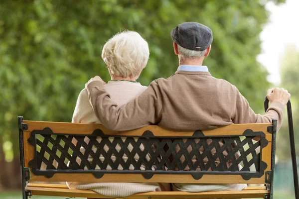 Couple Âgé Assis Sur Banc Extérieur — Photo