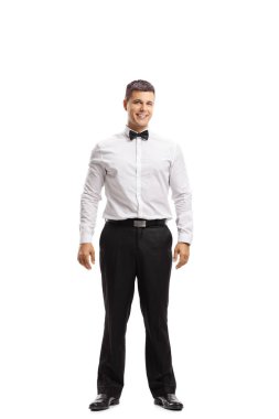 Beyaz arka plan üzerinde izole bir smokin içinde genç bir adam portresi tam uzunlukta