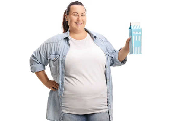 Beyaz Arka Plan Üzerinde Izole Bir Süt Karton Kilolu Kadın — Stok fotoğraf