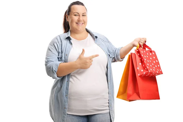 白い背景で隔離ポイント ショッピング バッグを持つ女性 — ストック写真