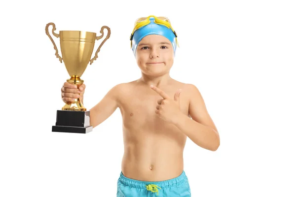 Młody Chłopak Pływak Złote Trofeum Wskazującego Izolowana Białym Tle — Zdjęcie stockowe