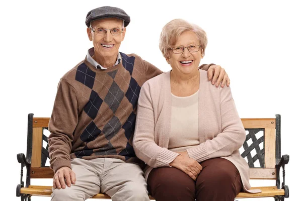 Ältere Paar Sitzen Auf Einer Bank Isoliert Auf Weißem Hintergrund — Stockfoto