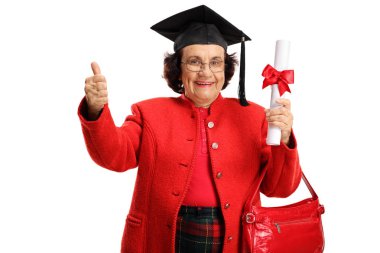 Mutlu yaşlı kadın bir Mezuniyet Diploması tutarak ve başparmak gösterilmesini beyaz arka plan üzerinde izole