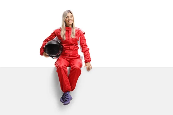 Vrouwelijke Racer Een Pak Zitten Een Paneel Geïsoleerd Witte Achtergrond — Stockfoto