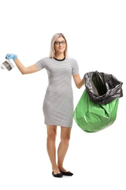 Bir teneke ve plastik çöp tutan genç kadın çanta üzerinde izole beyaz arka plan