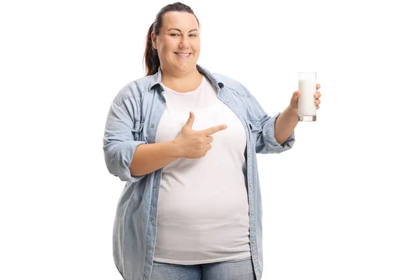 Femme Surpoids Avec Verre Lait Pointant Isolé Sur Fond Blanc — Photo