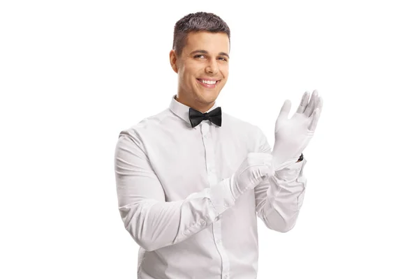 Νεαρός Άντρας Ένα Σμόκιν Βάζοντας Γάντια Που Απομονώνονται Λευκό Φόντο — Φωτογραφία Αρχείου