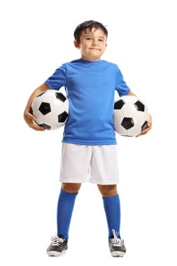 Beyaz arka plan üzerinde izole iki futbol topu tutan genç bir çocuk portresi tam uzunlukta
